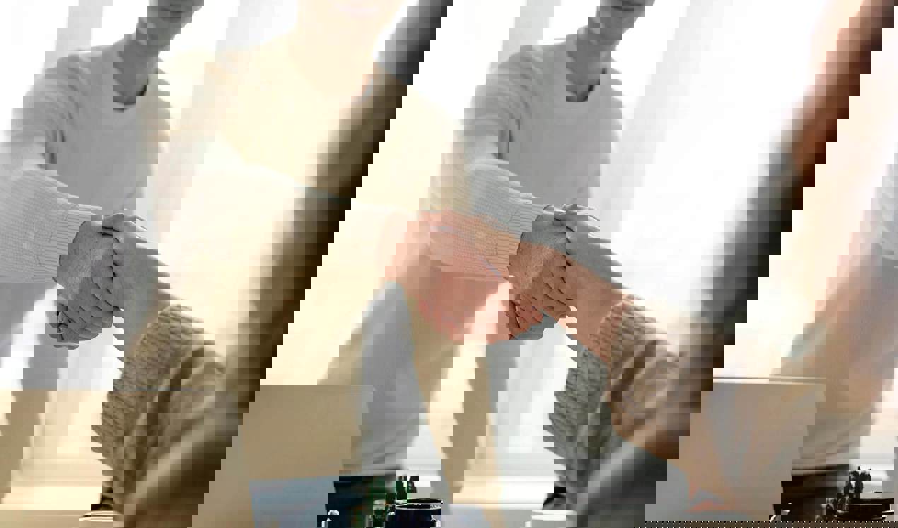 cinclus pharma man standing up and woman sitting down shaking hands