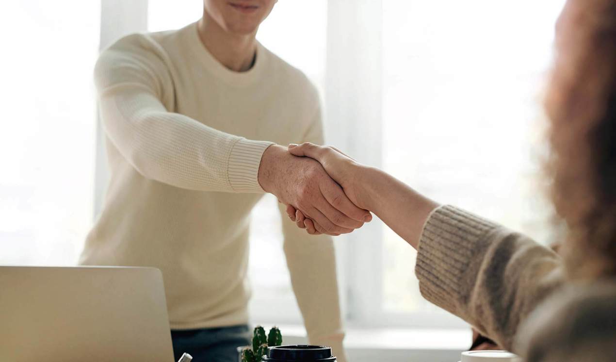 cinclus pharma man standing up and woman sitting down shaking hands