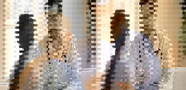 cinclus pharma male doctor consulting woman